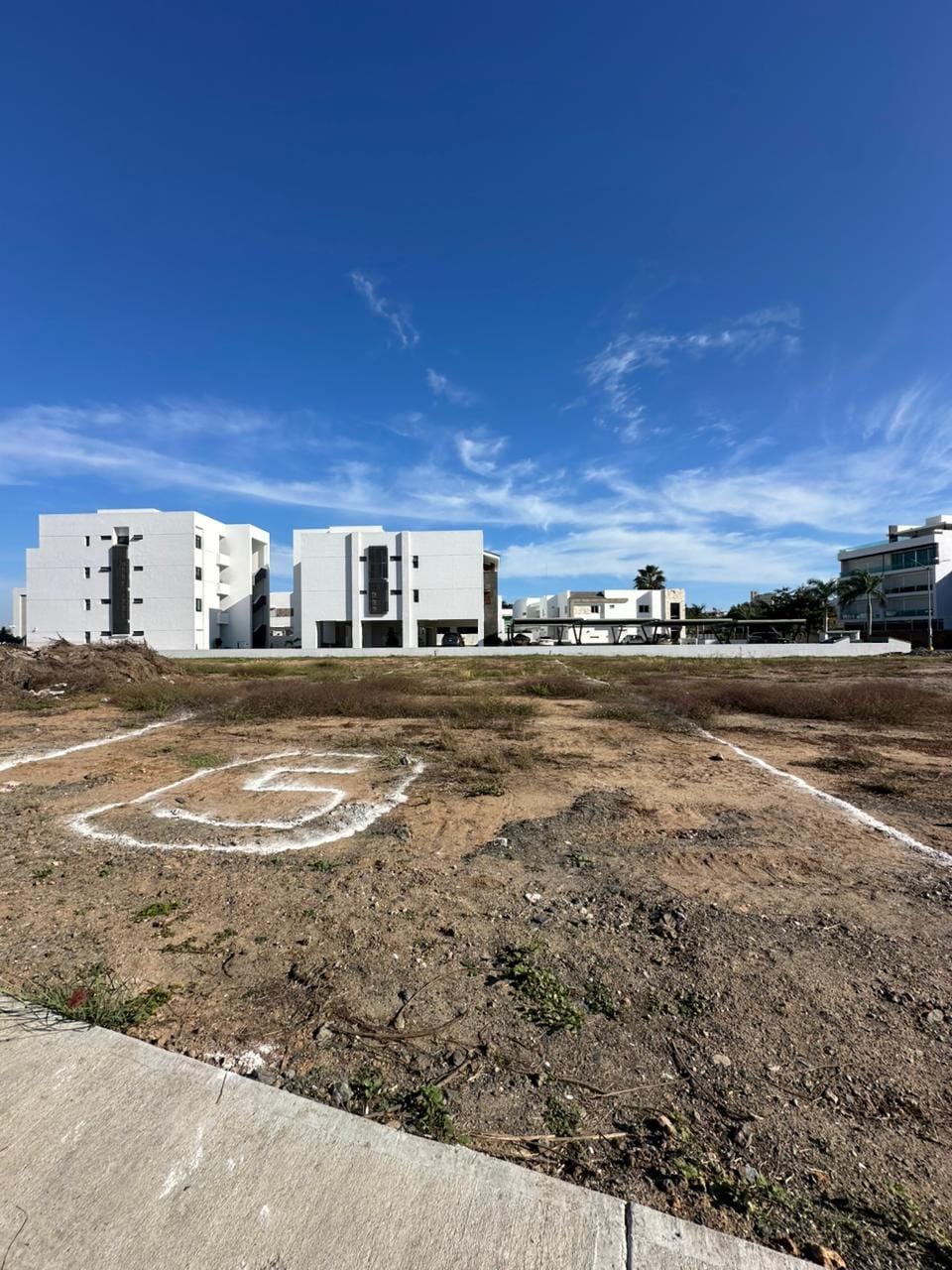Lote listo para construir de 424 m² en El Cid Mazatlán, con desarrollos al fondo