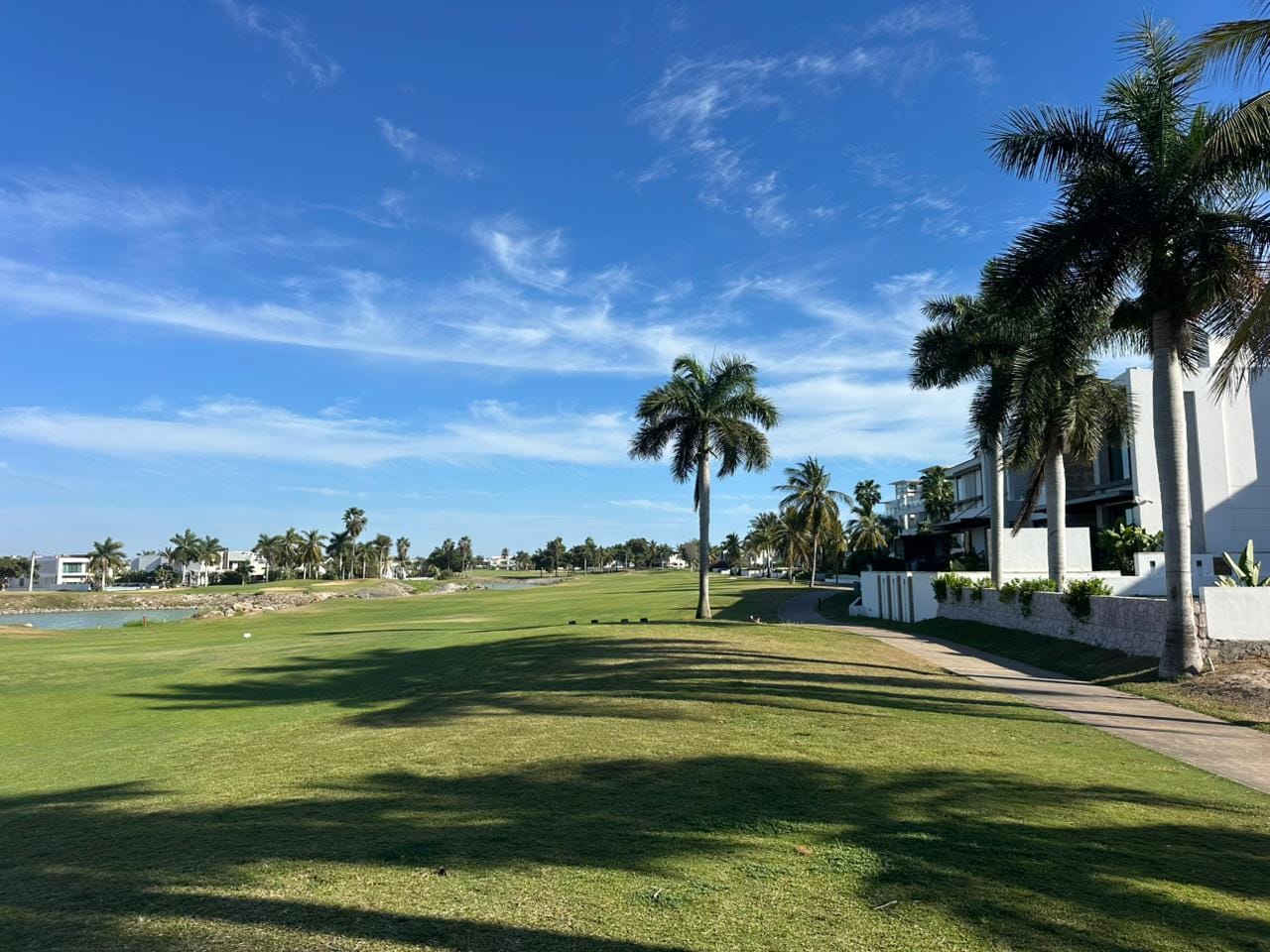Campo de golf y casa club de El Cid Country Club en Mazatlán