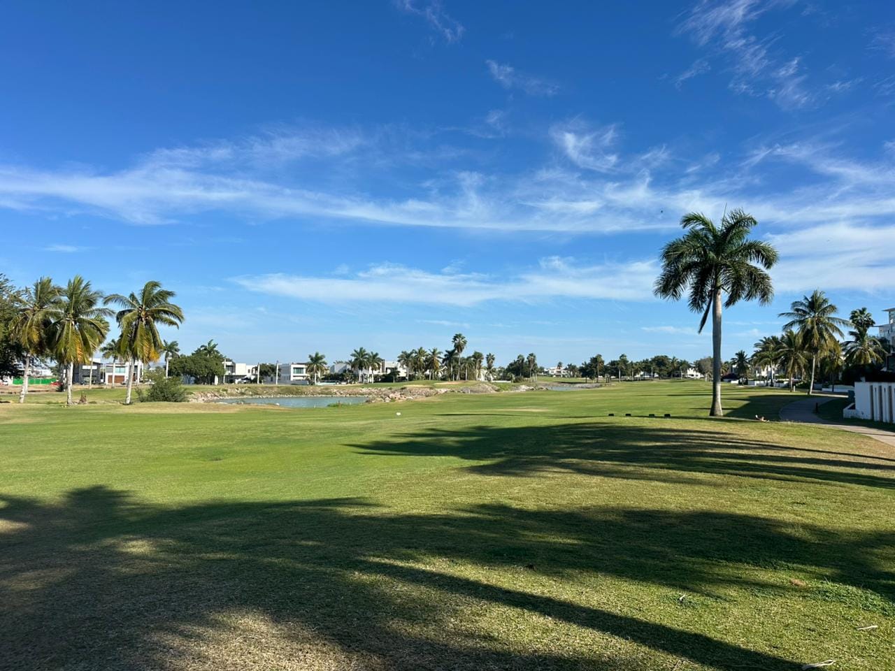 Fairway arbolado del campo de golf de El Cid, Mazatlán
