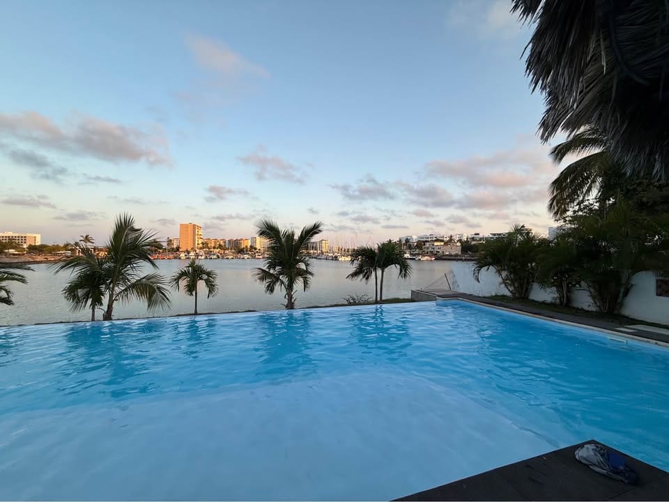 Alberca con vista a la marina al atardecer en Marina Real Mazatlán