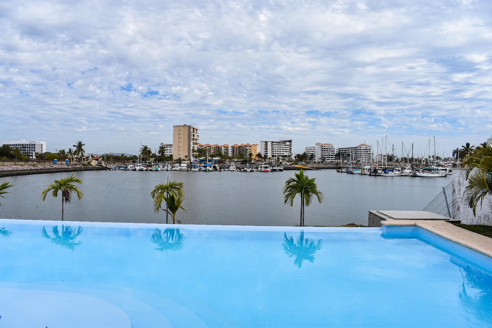 Alberca panorámica frente a la marina en Marina Real, Mazatlán