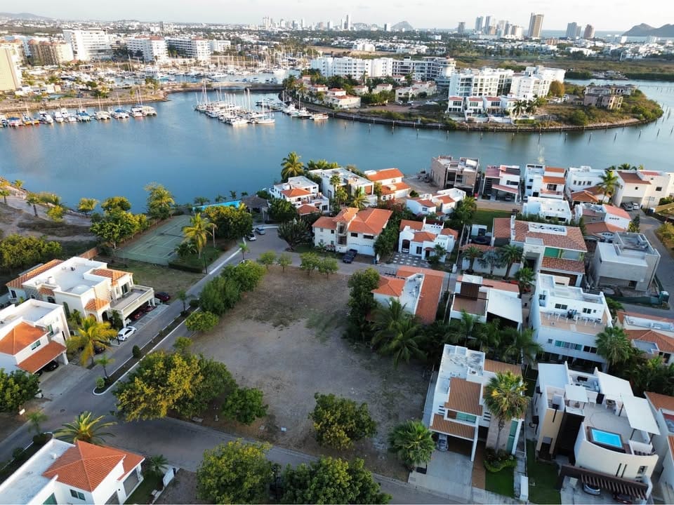 Vista aérea de la marina y los canales junto a Marina Real Mazatlán