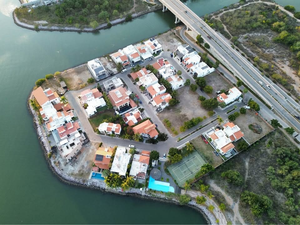 Vista aérea del coto privado Marina Real rodeado de agua en Mazatlán
