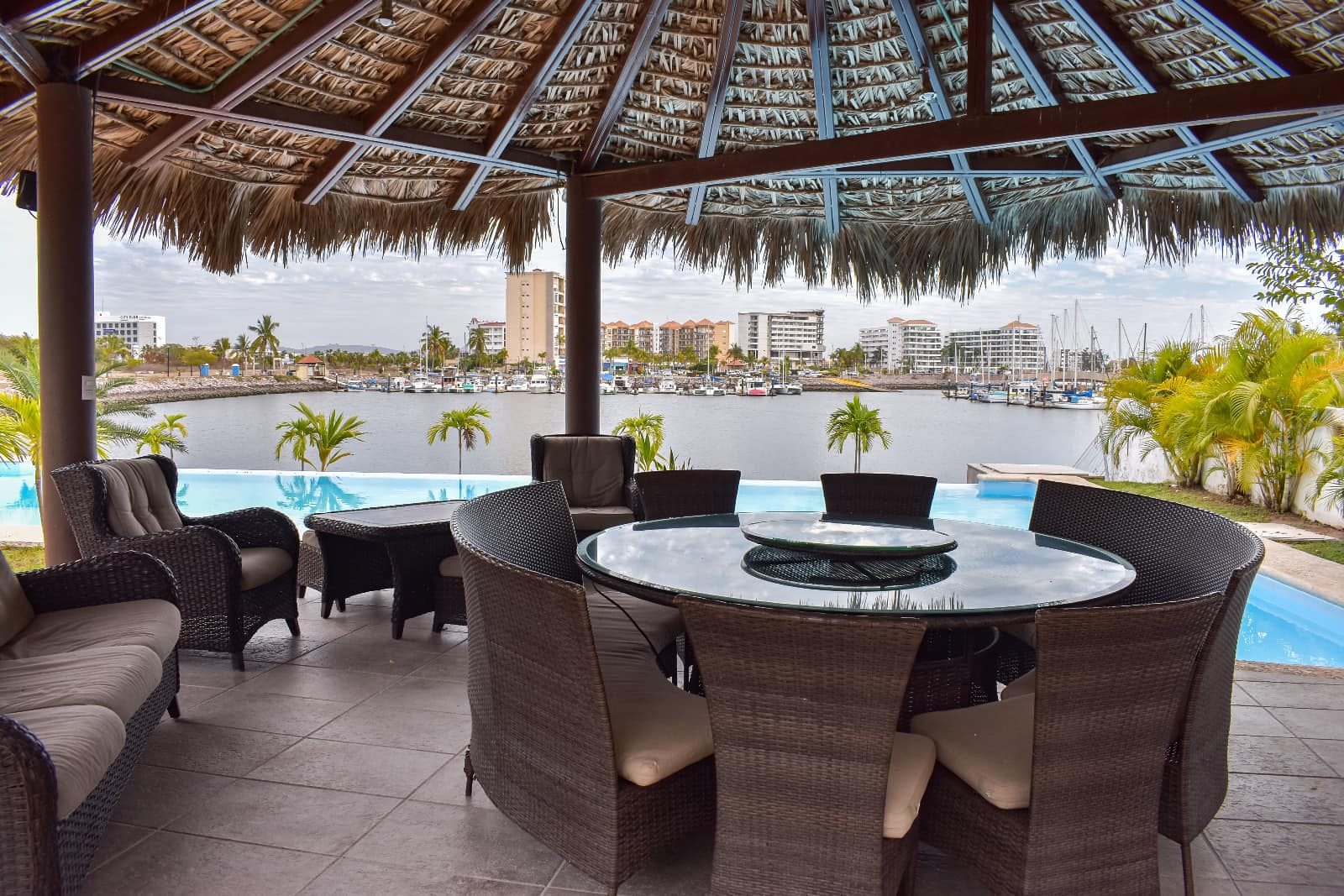 Casa club con palapa y área de estar en Marina Real Mazatlán