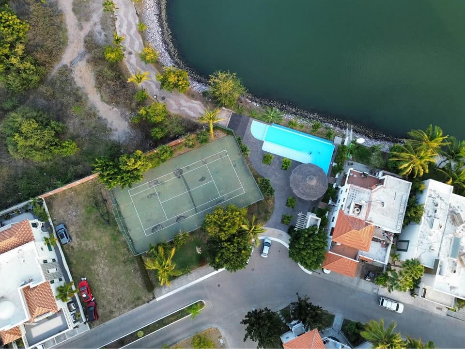 Vista aérea de las amenidades (alberca y tenis) de Marina Real Mazatlán