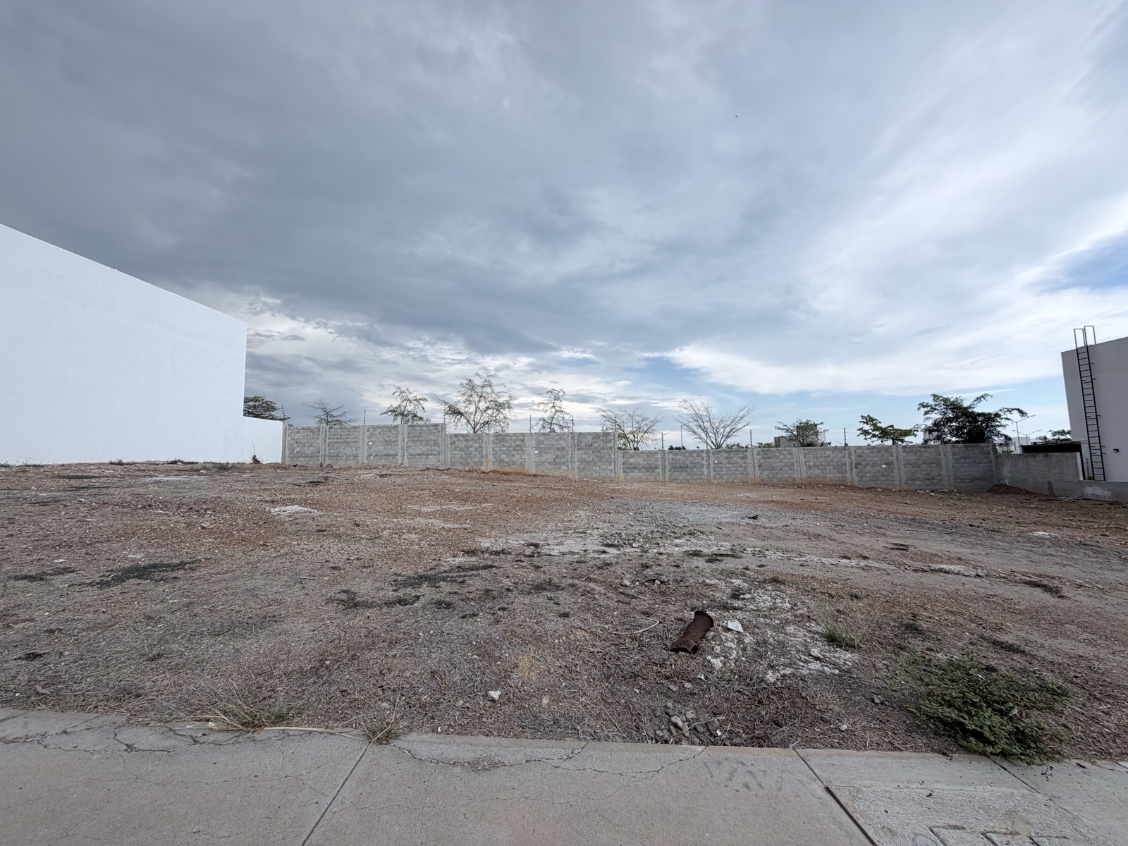 Vista del lote con barda perimetral en Soles Parque Residencial, Mazatlán